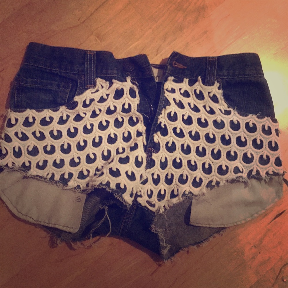 CUTE webbed LEVIS jean shorts! 😎🤩 Medium...29/32